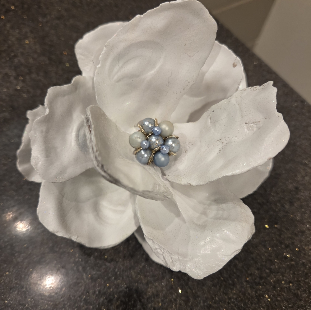 Handcrafted Oyster Shell Magnolia Flower - Picture 5 of 5